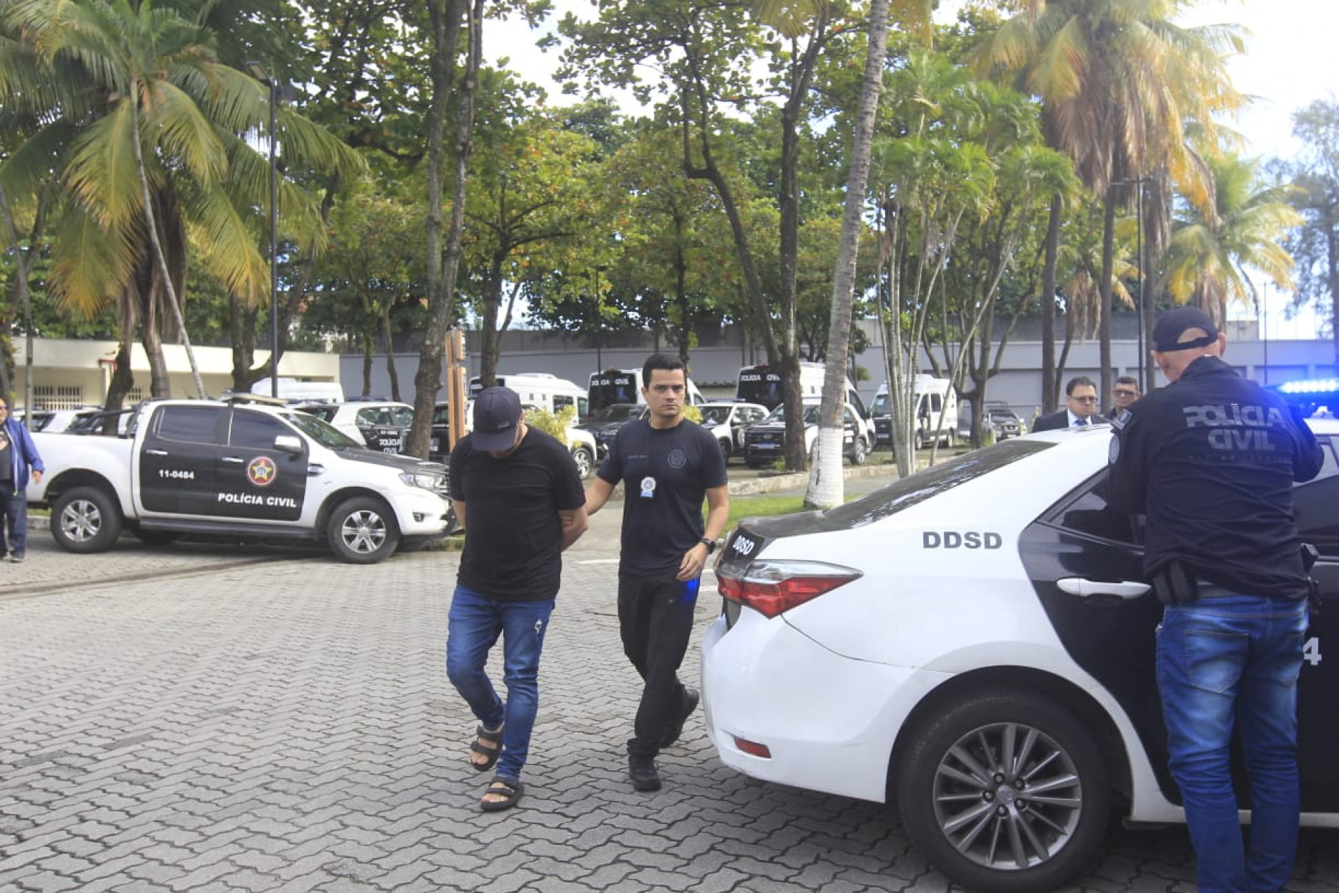 Policiais cumpriram mandados de prisão durante a ação - Reginaldo Pimenta / Agência O Dia
