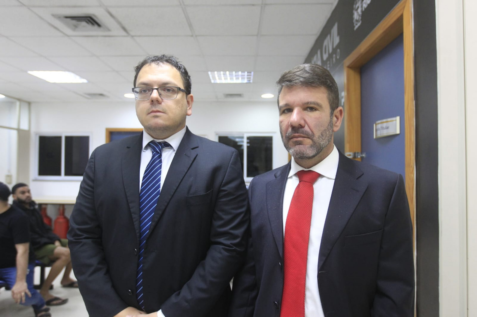 Promotor Bruno Rinaldi, de gravata azul, e delegado Pedro Brasil - Reginaldo Pimenta / Agência O Dia