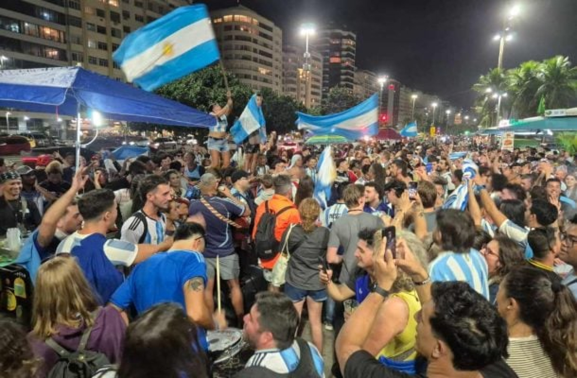 Argentinos provocam brasileiros com m&uacute;sica em festa na Praia de Copacabana