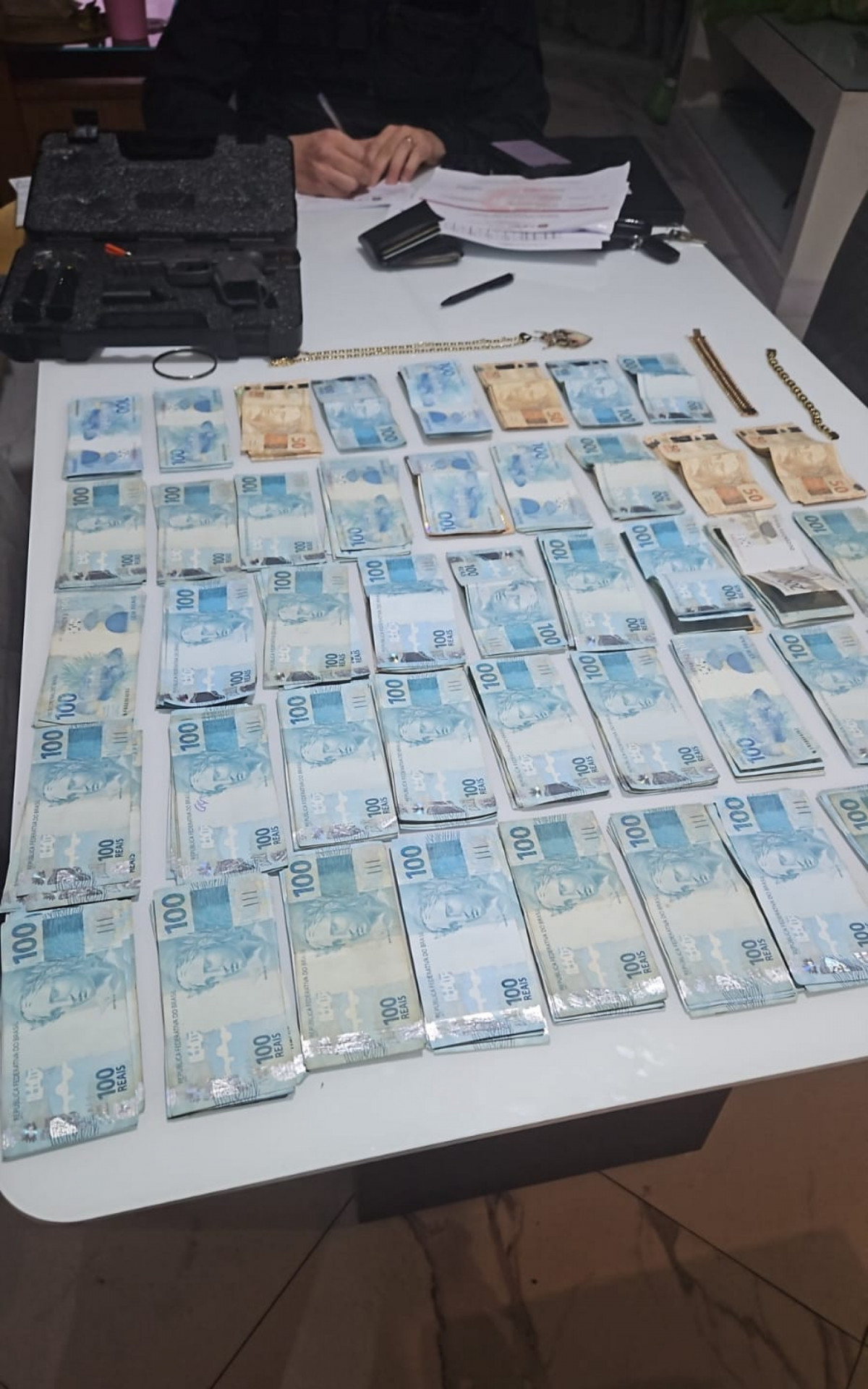 Dinheiro apreendido durante a operação do MPRJ - Reprodução