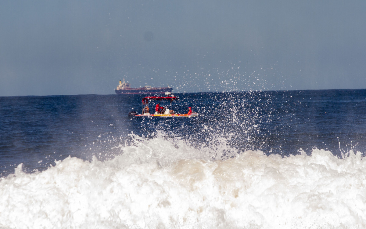 Busca dos bombeiros por jovem de 17 anos que desapareceu no mar em Copacabana na Zona Sul do Rio de Janeiro, nesta quinta-feira (16). - Érica Martin/Agência O Dia