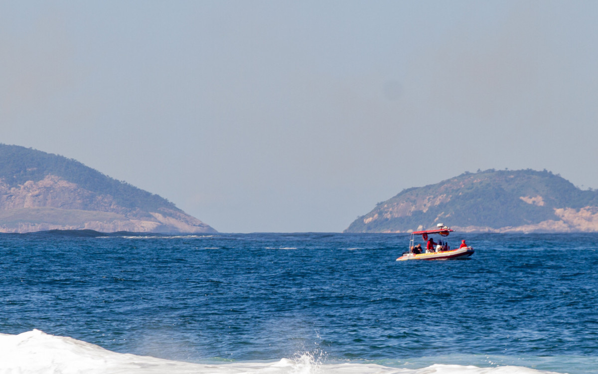 Busca dos bombeiros por jovem de 17 anos que desapareceu no mar em Copacabana na Zona Sul do Rio de Janeiro, nesta quinta-feira (16). - Érica Martin/Agência O Dia