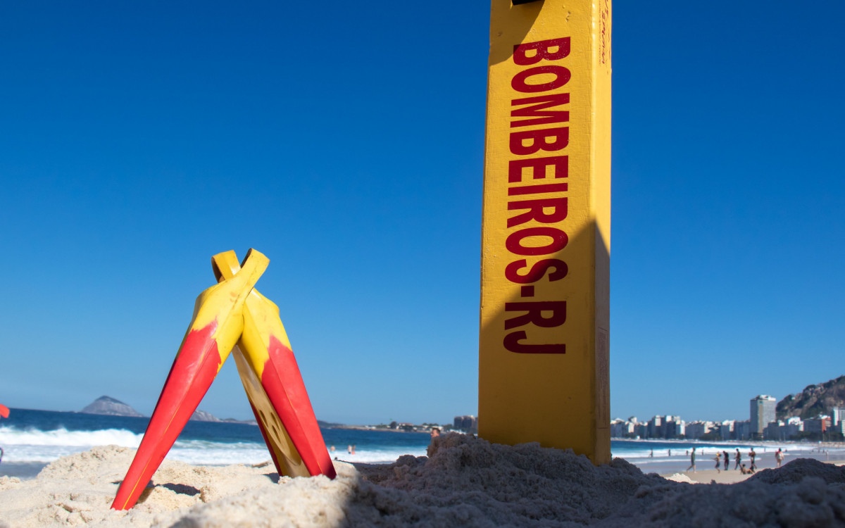 Busca dos bombeiros por jovem de 17 anos que desapareceu no mar em Copacabana na Zona Sul do Rio de Janeiro, nesta quinta-feira (16). - Érica Martin/Agência O Dia