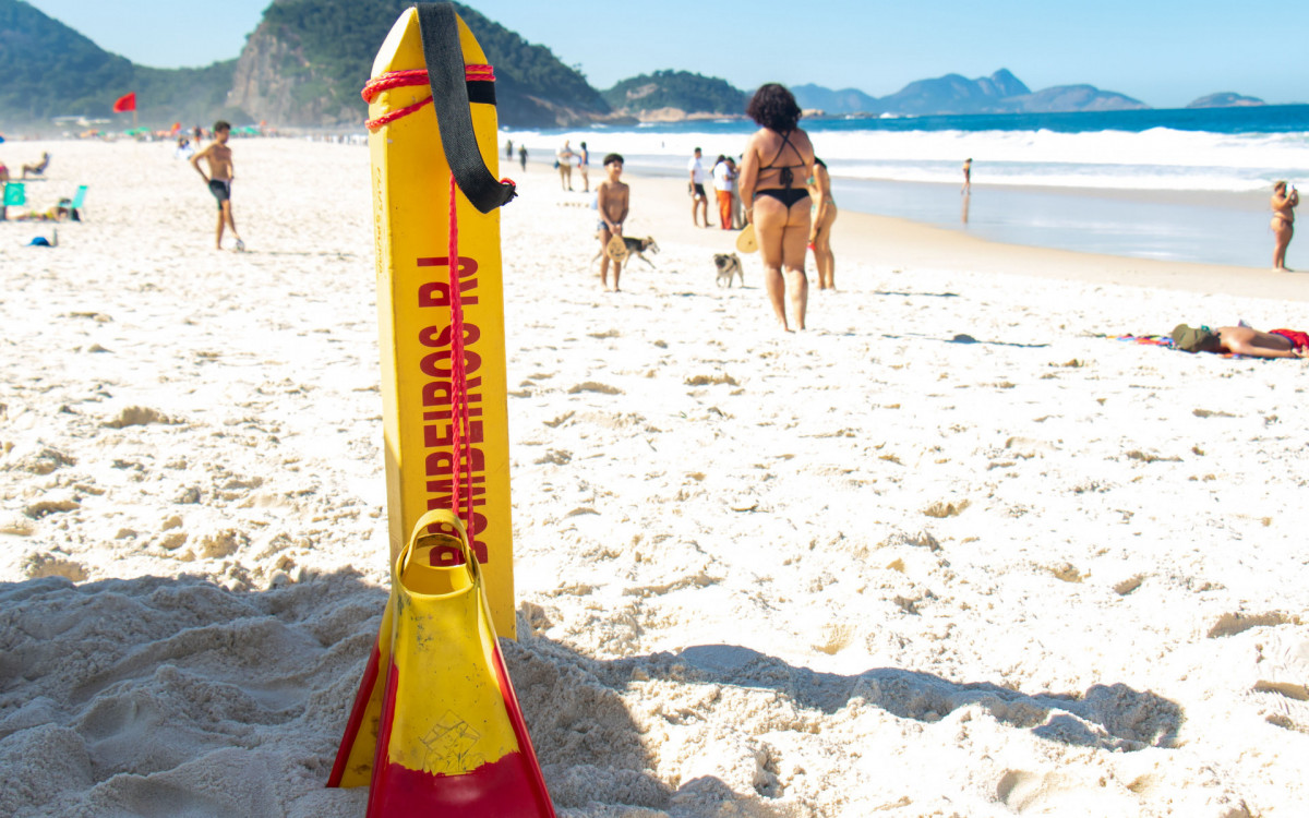Busca dos bombeiros por jovem de 17 anos que desapareceu no mar em Copacabana na Zona Sul do Rio de Janeiro, nesta quinta-feira (16). - Érica Martin/Agência O Dia