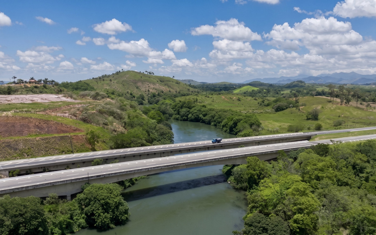 imagem do Rio Guandu, cercado por verde, simboliza o patrimônio natural da Baixada Fluminense