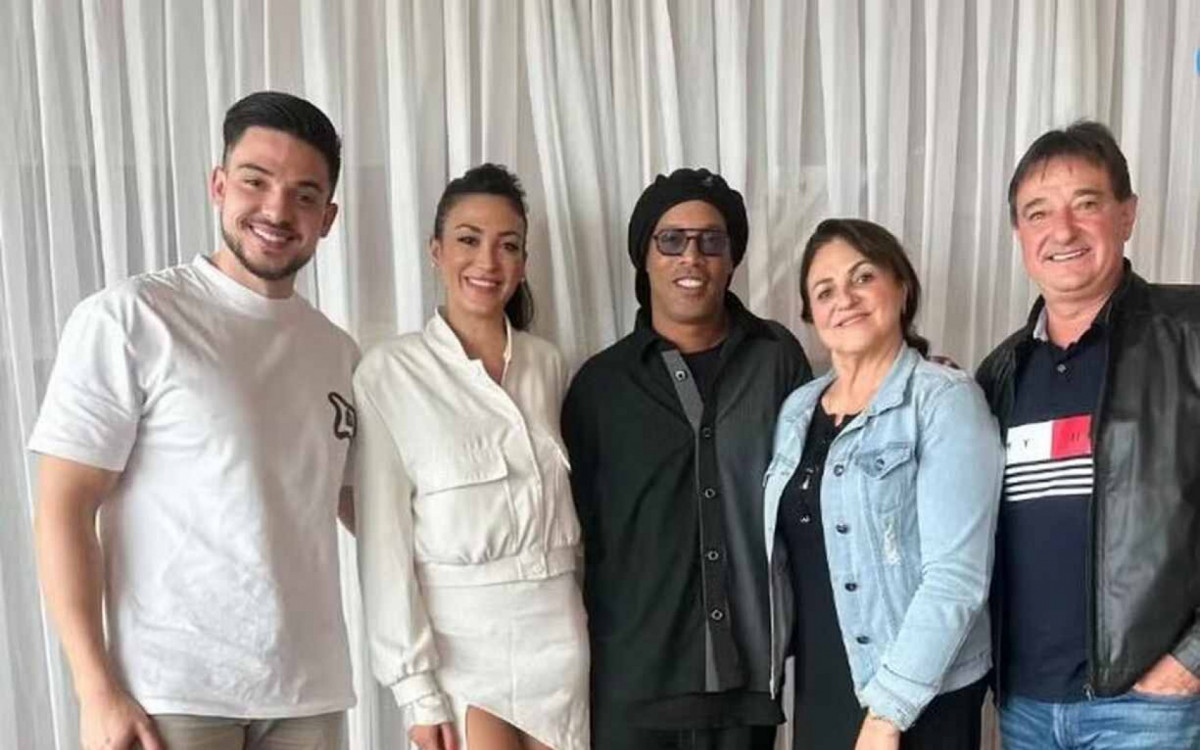 Ronaldinho Ga&uacute;cho vive rela&ccedil;&atilde;o discreta h&aacute; cinco anos; saiba quem &eacute; Ingryd Guadagnin