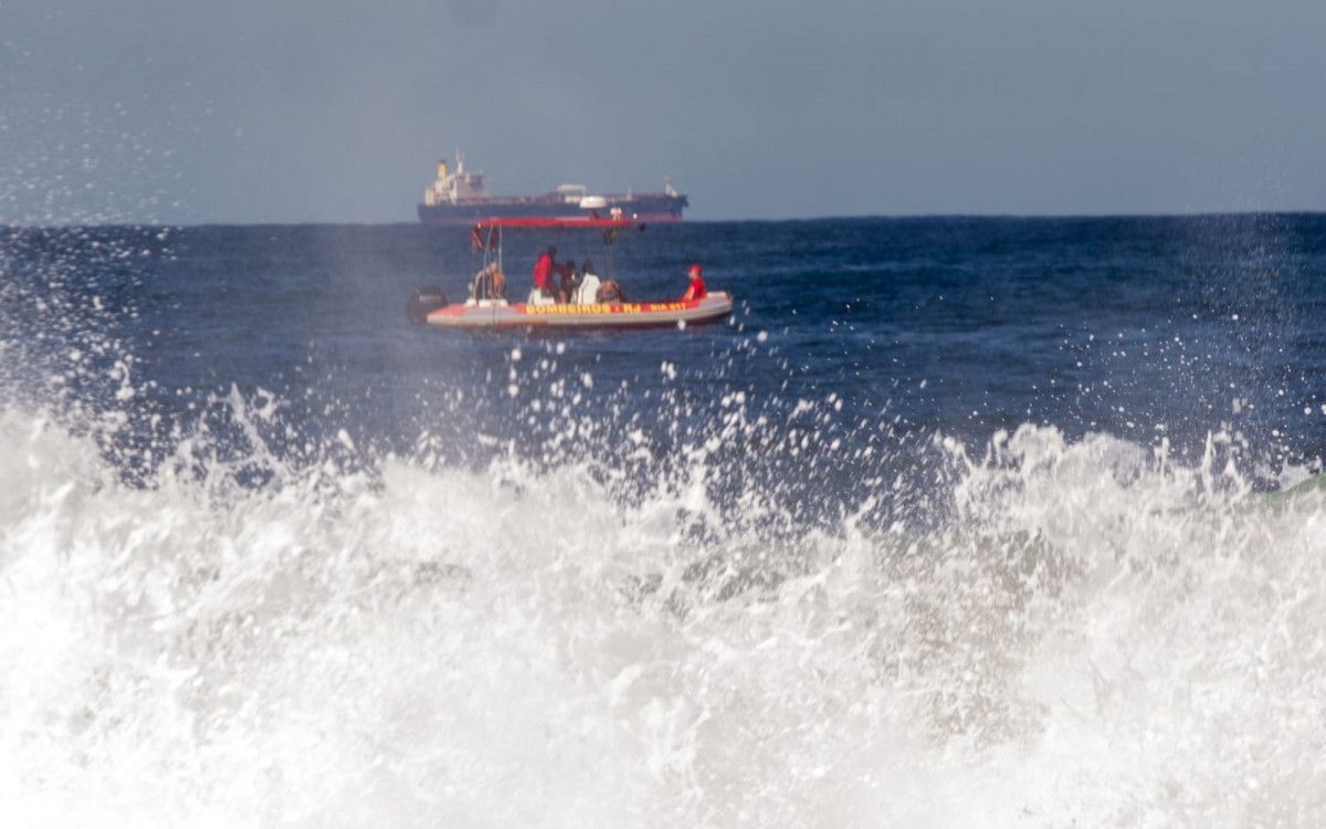 Bombeiros entram no terceiro dia de buscas pelo turista goiano na praia de Copacabana - Érica Martin / Agência O Dia
