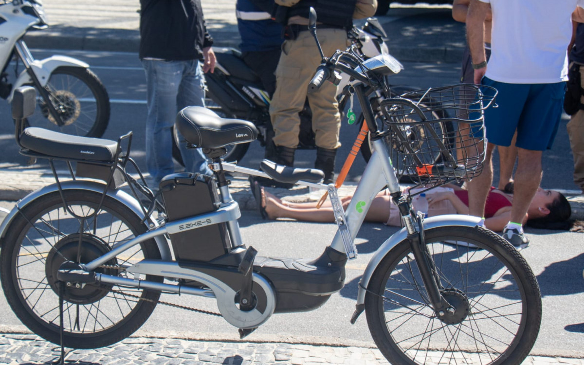 A bicicleta atingiu o patinete derrubando uma moça que ficou ferida no local esperando atendimento - Érica Martin/Agência O DIA