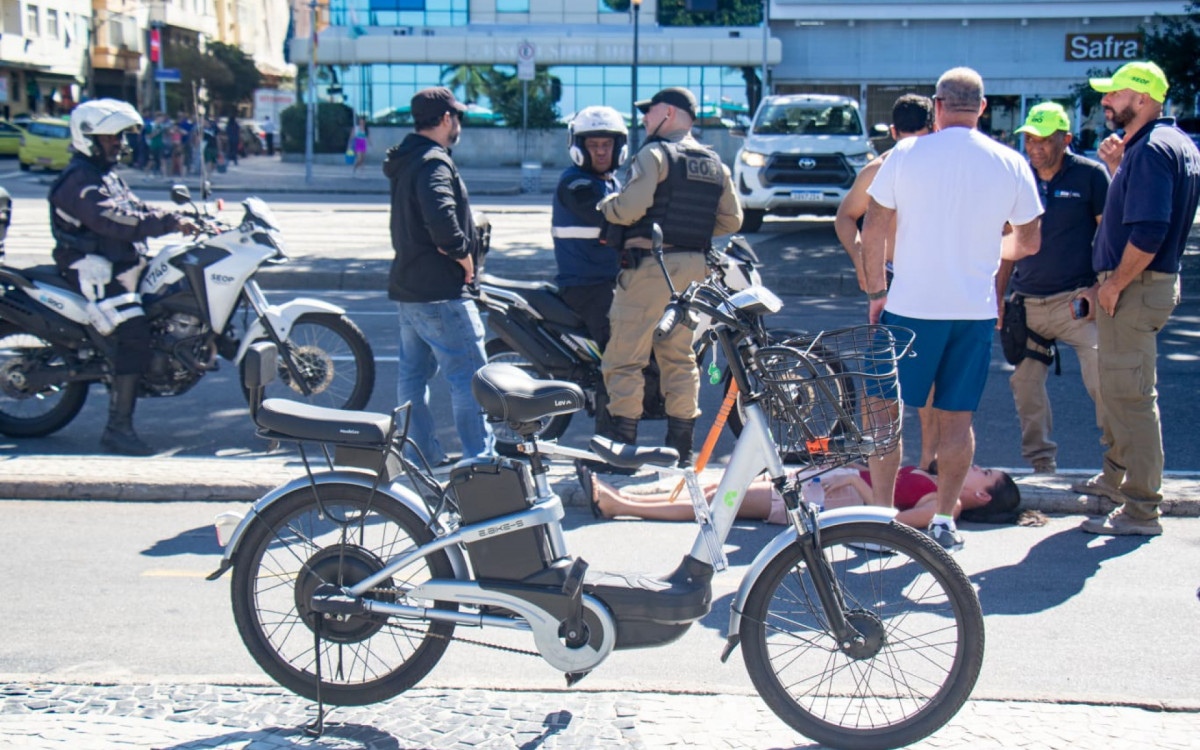 A bicicleta atingiu o patinete derrubando uma moça que ficou ferida no local esperando atendimento - Érica Martin/Agência O DIA