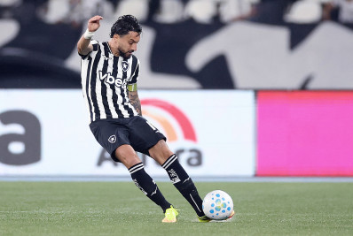 Alex Telles enaltece jovens em vitória do Botafogo: 'Mostrou qualidade'