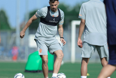 Ex-Vasco, Hugo Moura celebra chegada a clube saudita: 'Novo desafio'