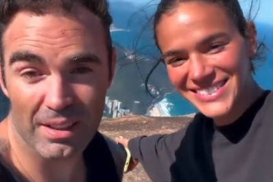 Vídeo: Bruna Marquezine faz trilha da Pedra da Gávea com o personal