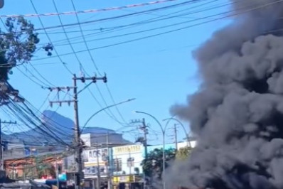 Criminosos usam pneus em chamas e ônibus como barricadas na Gardênia Azul