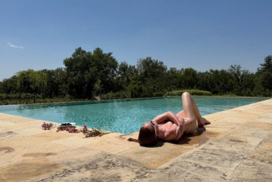 De topless, Marina Ruy Barbosa pega sol à beira da piscina