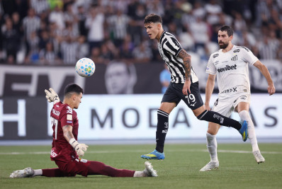 Botafogo marca no último minuto e vence o Santos na retomada do Brasileirão