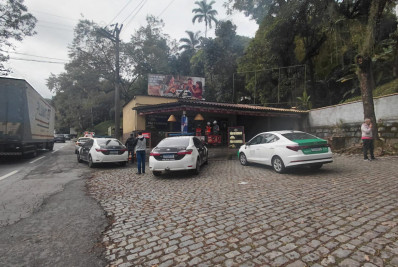 Enel encontra gatos de energia em lanchonete e depósito de carvão em Petrópolis