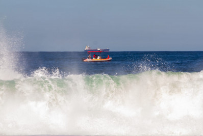 Bombeiros buscam por turista goiano arrastado pelo mar de Copacabana