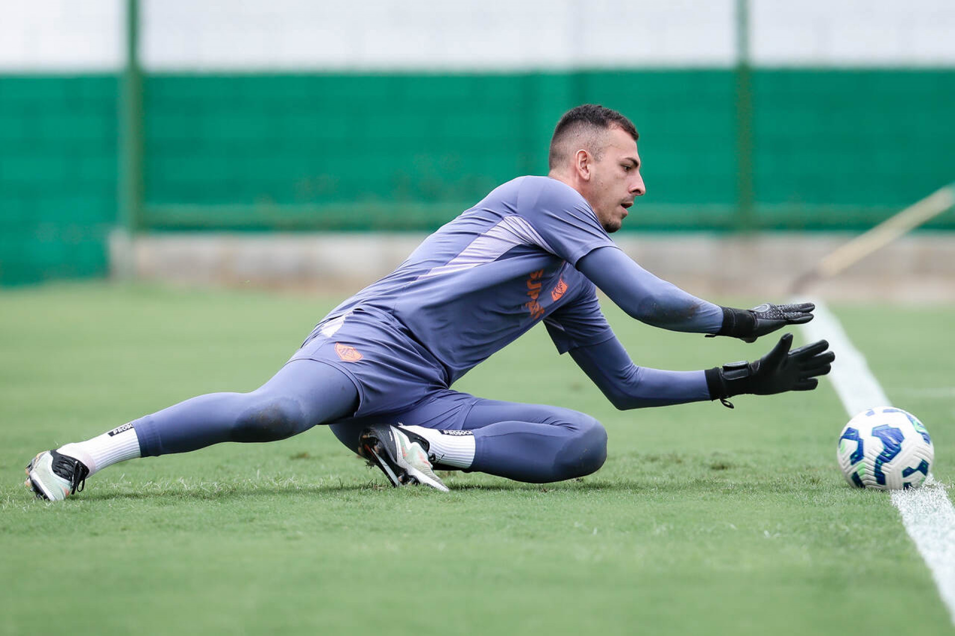 Vitor Eudes se reapresenta ao Fluminense ap&oacute;s interna&ccedil;&atilde;o