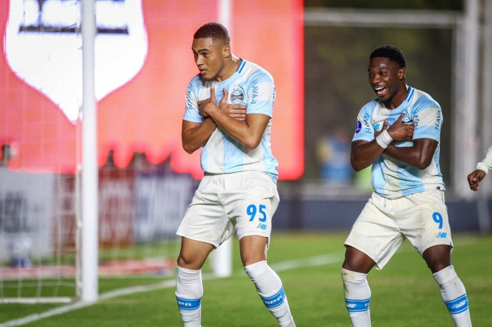 Carlos Vin&iacute;cius n&atilde;o atinge metas e Gr&ecirc;mio recebe sondagens pelo atacante