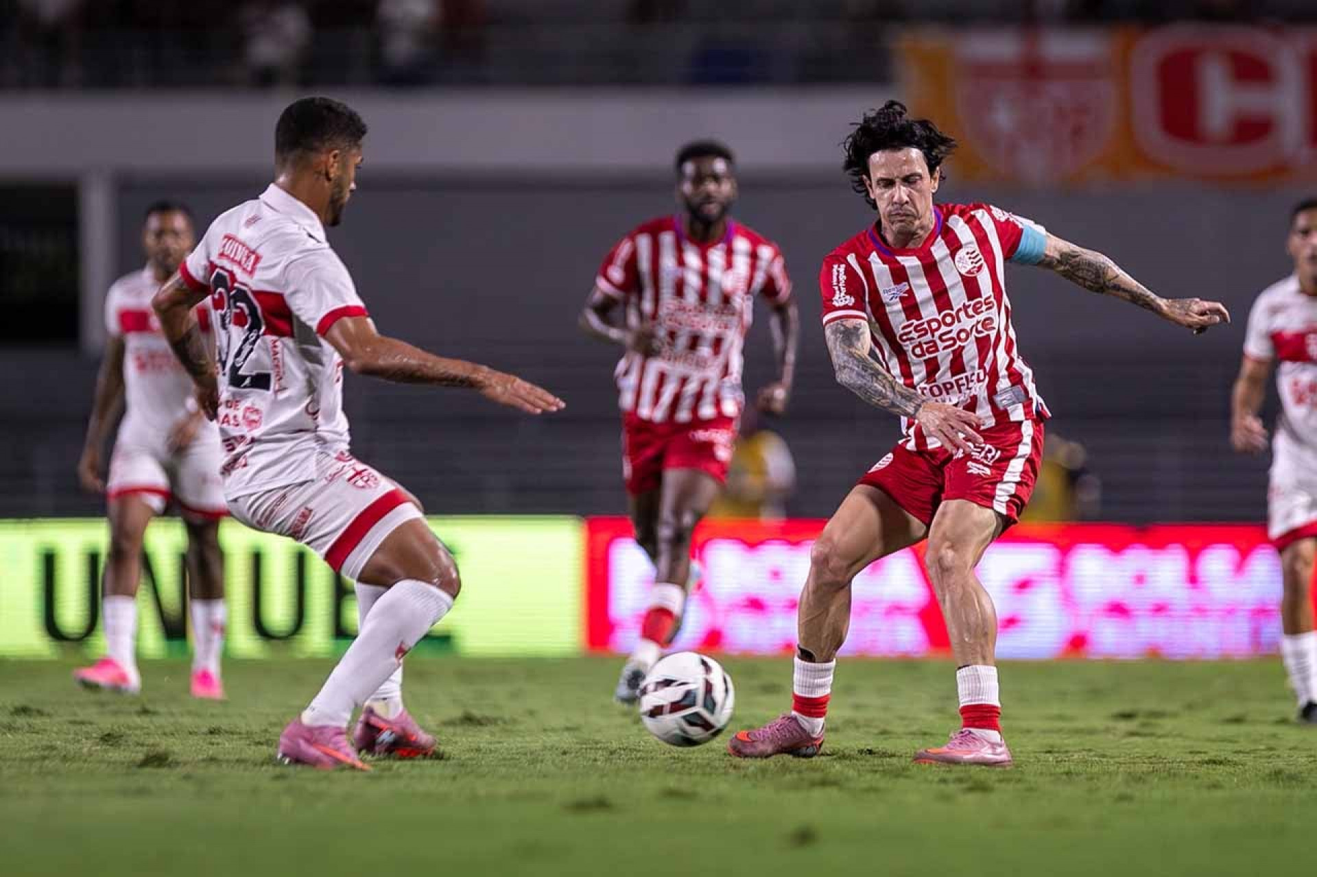 Time tem artilheiro isolado e melhor ataque da S&eacute;rie B. Mas segue em perigo