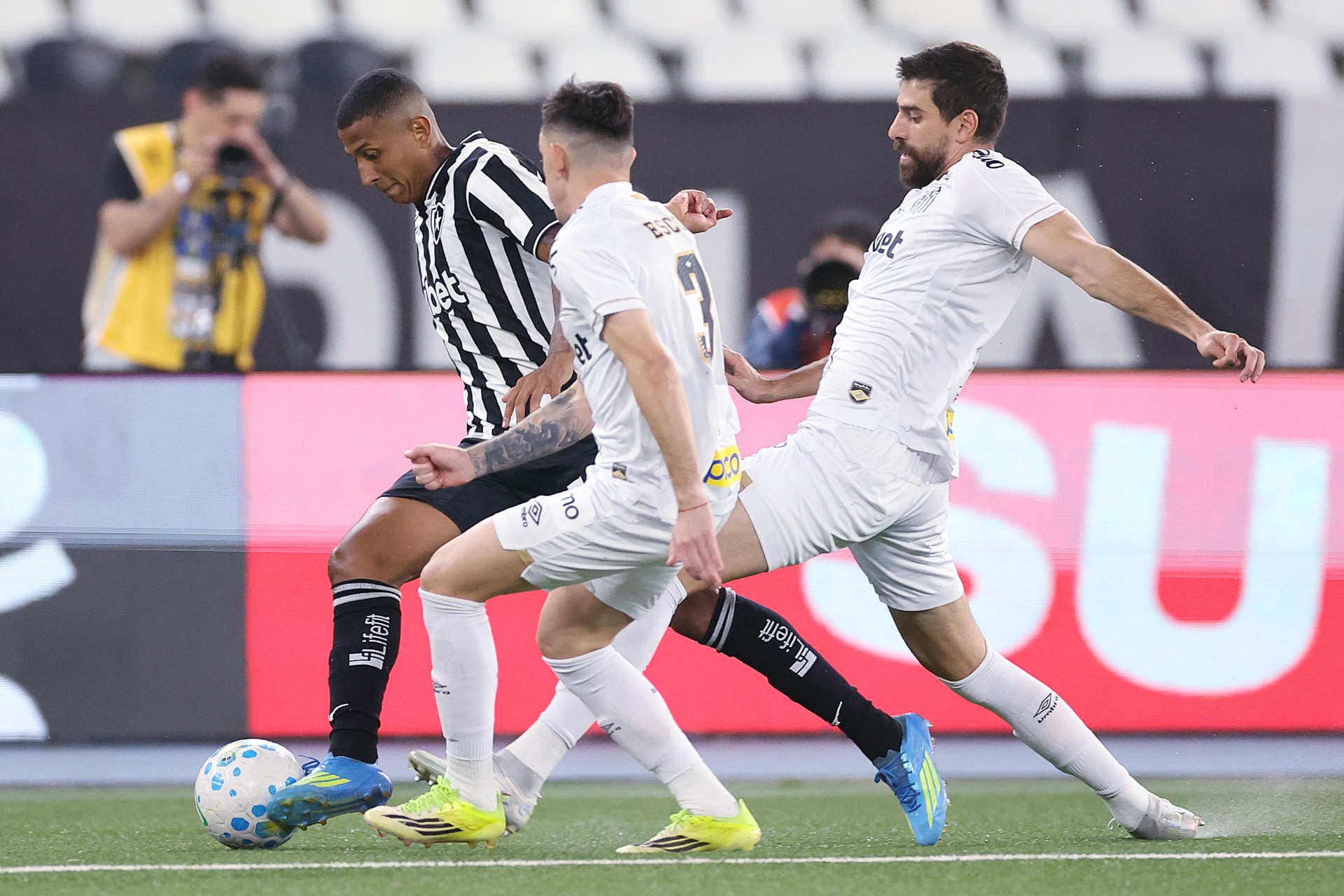 Botafogo enfrentou o Santos, nesta quinta-feira (16), no Nilton Santos, pela 19&ordf; rodada do Brasileir&atilde;o - V&iacute;tor Silva/Botafogo