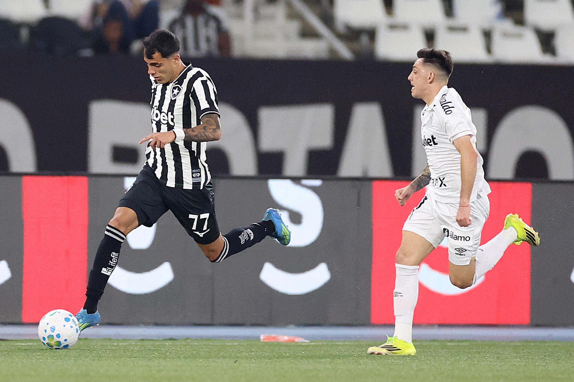 Botafogo enfrentou o Santos, nesta quinta-feira (16), no Nilton Santos, pela 19&ordf; rodada do Brasileir&atilde;o - V&iacute;tor Silva/Botafogo