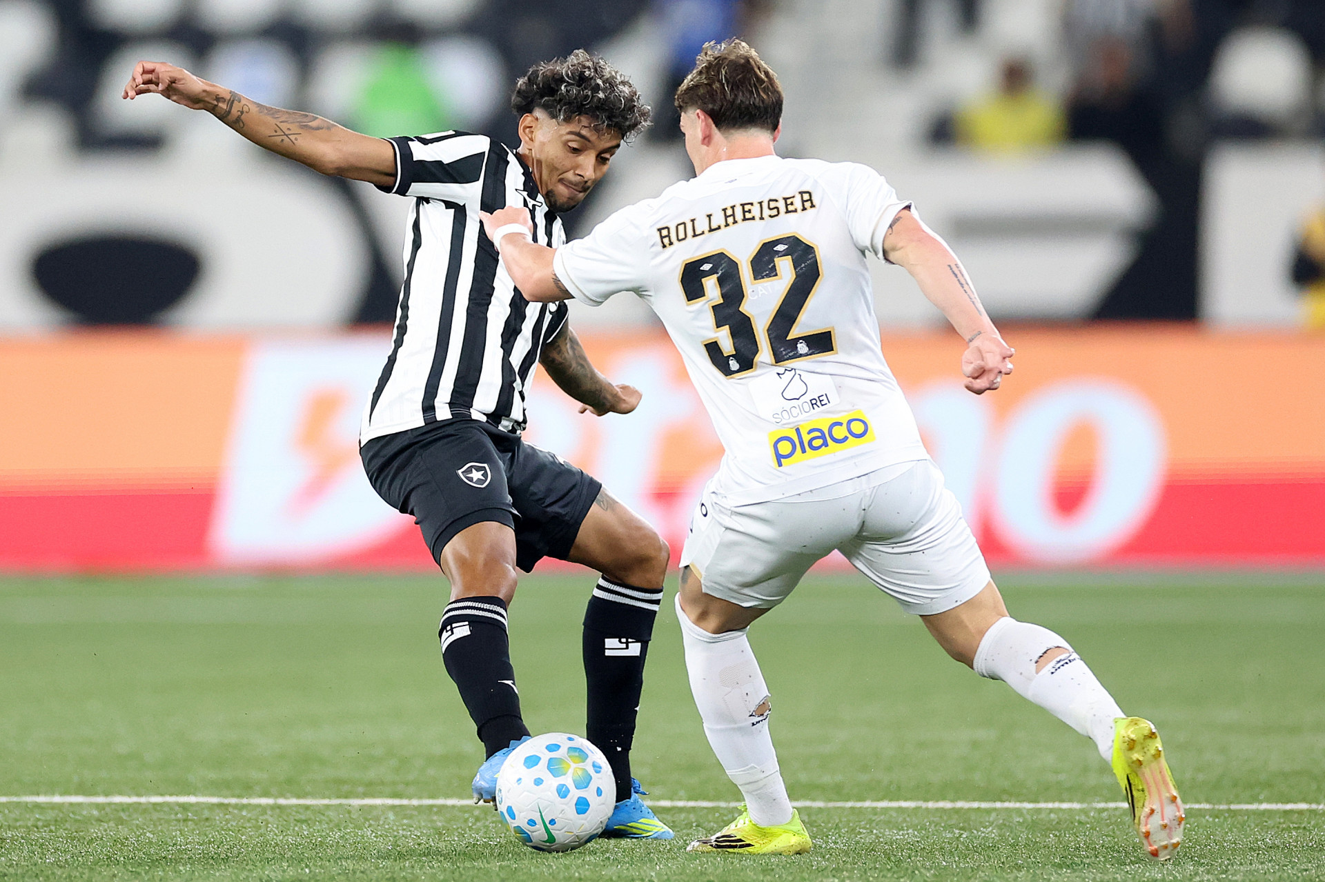 Botafogo enfrentou o Santos, nesta quinta-feira (16), no Nilton Santos, pela 19&ordf; rodada do Brasileir&atilde;o - V&iacute;tor Silva/Botafogo
