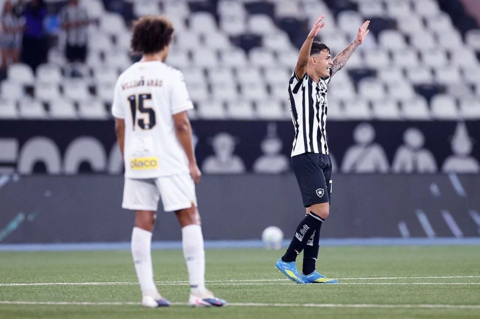 Botafogo marca no fim e vence Santos no retorno do Brasileir&atilde;o