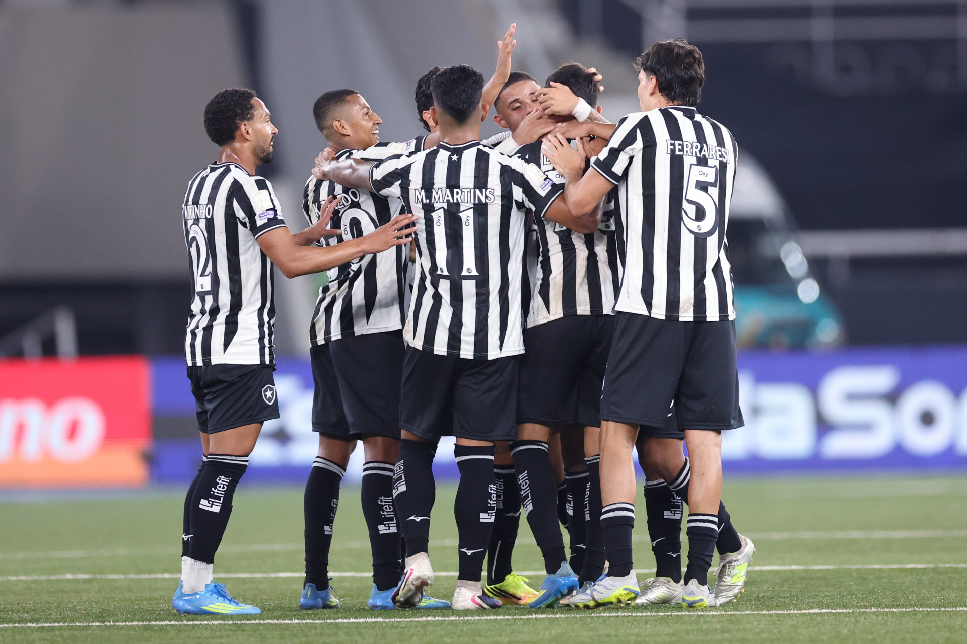 Jogadores do Botafogo comemoram o gol do jovem Lucas Emanuel - V&iacute;tor Silva/Botafogo
