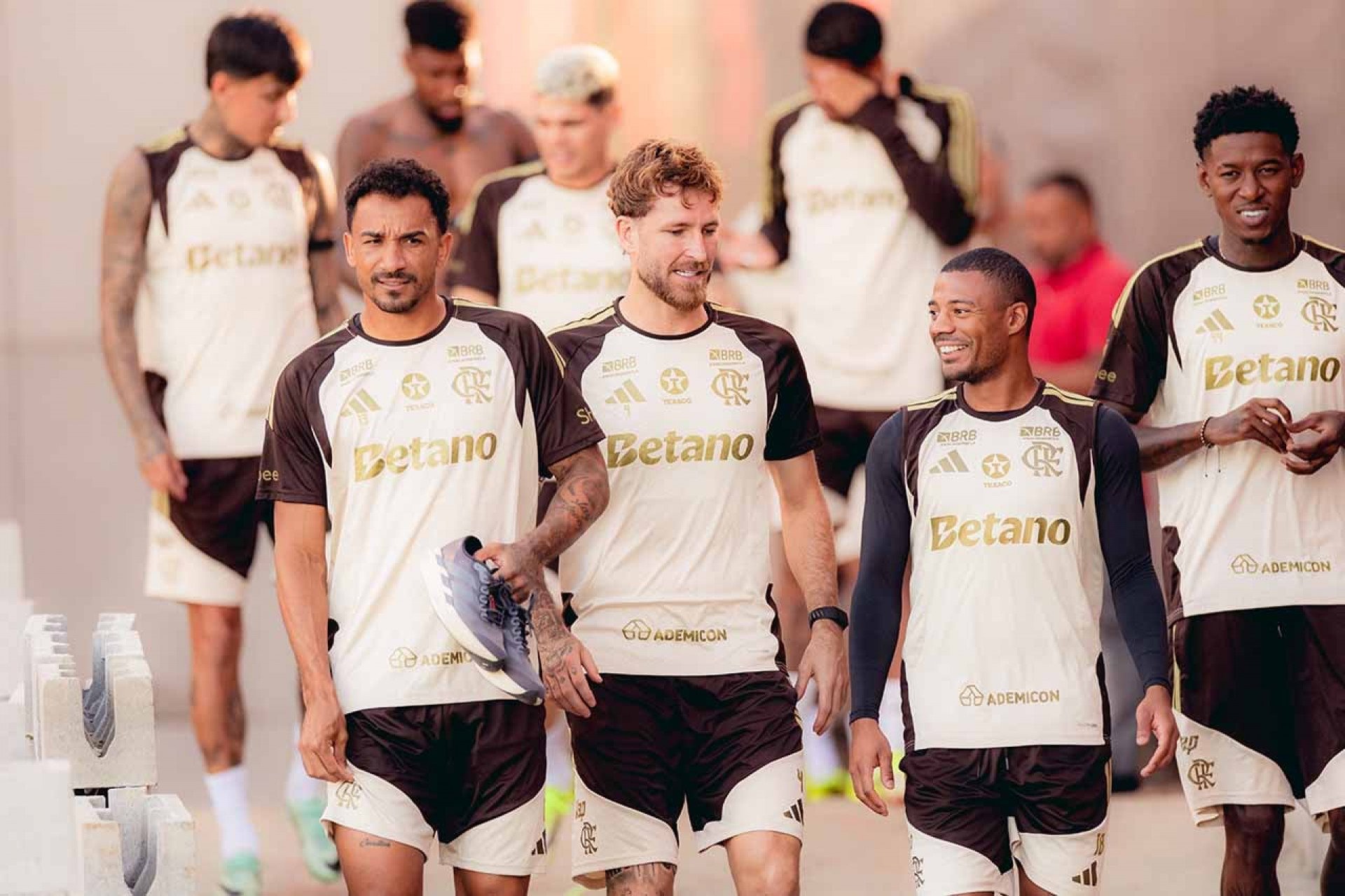 Ayrton Lucas deve ser novidade em escala&ccedil;&atilde;o do Flamengo contra o Olimpia