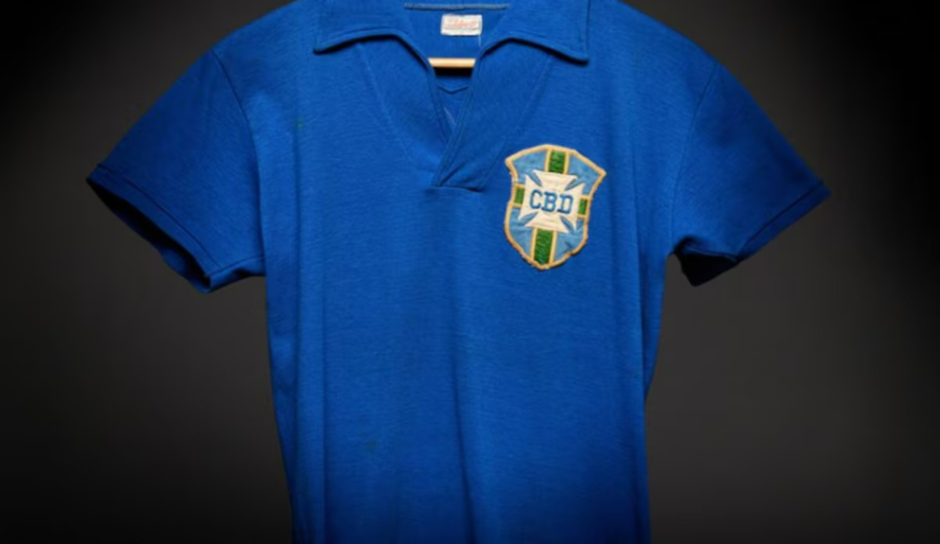 Camisa de Pel&eacute; foi vendida por quase 5 milh&otilde;es de d&oacute;lares em Nova York 