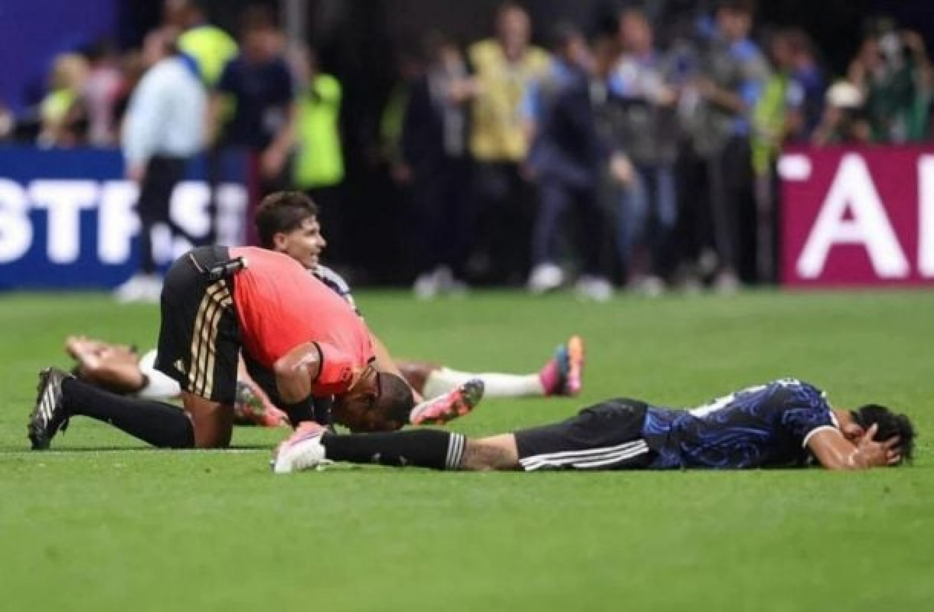 Por que &aacute;rbitro “amuleto da sorte de Messi” se ajoelhou ap&oacute;s vit&oacute;ria da Argentina?