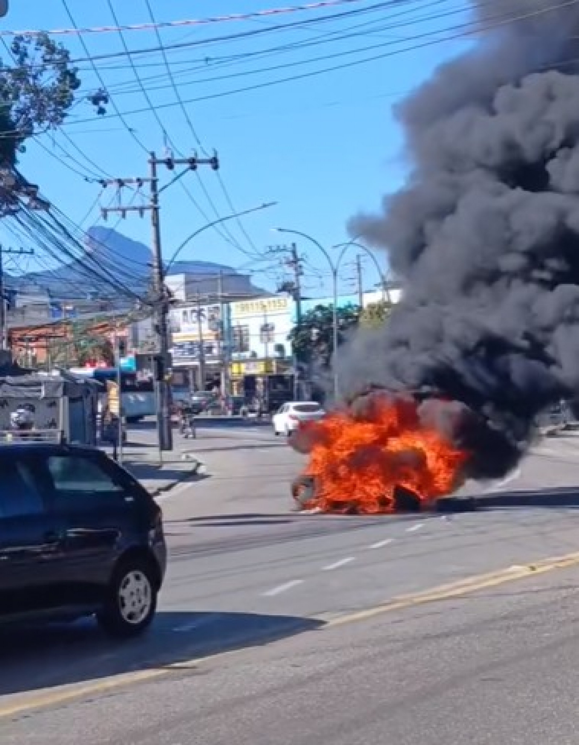Criminosos usaram pneus em chamas e ônibus como barricadas em vias da Gardênia Azul, Zona Sudoeste do Rio - Reprodução de vídeo