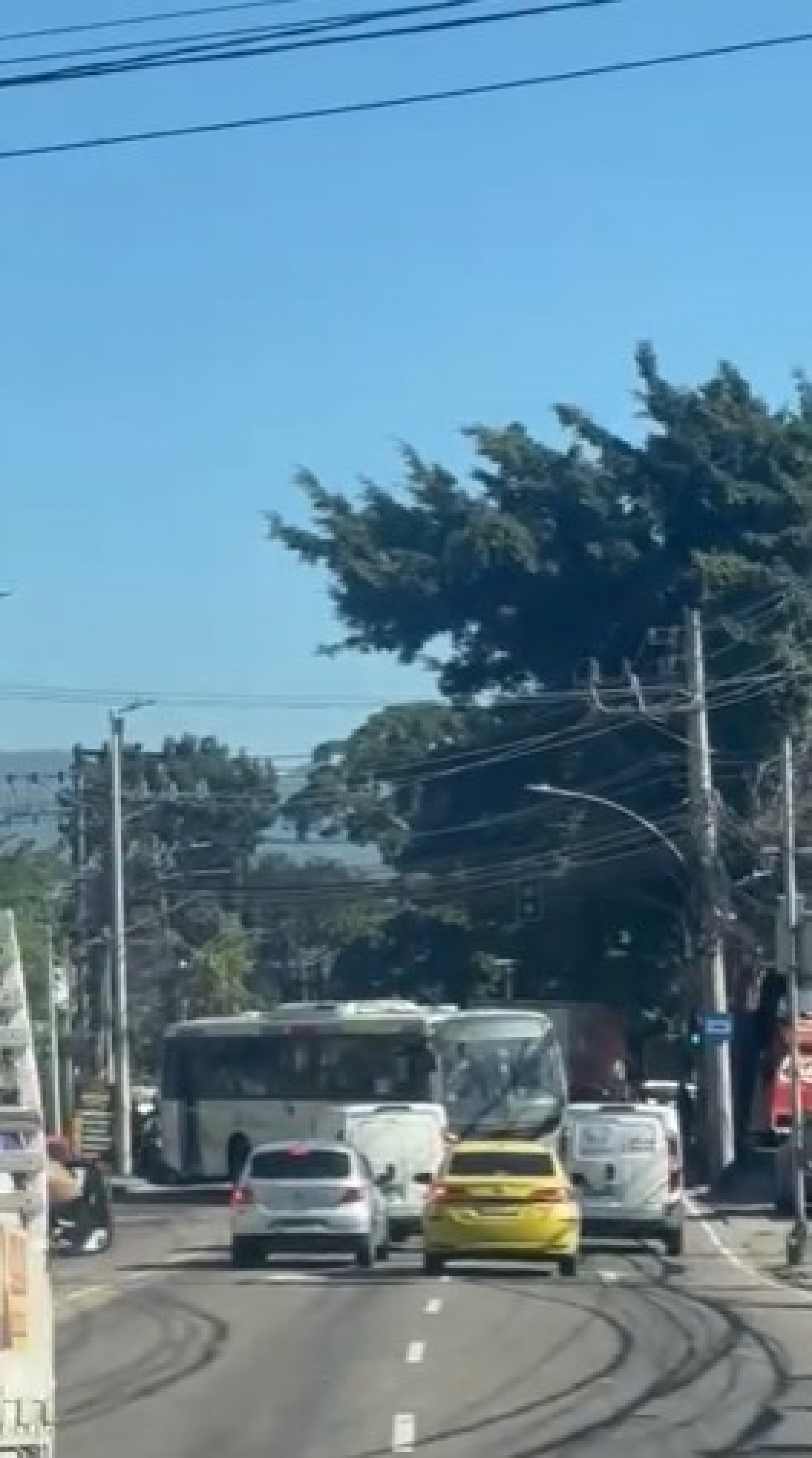 Criminosos usaram ônibus como barricadas na Gardênia Azul, Zona Sudoeste do Rio - Reprodução de vídeo