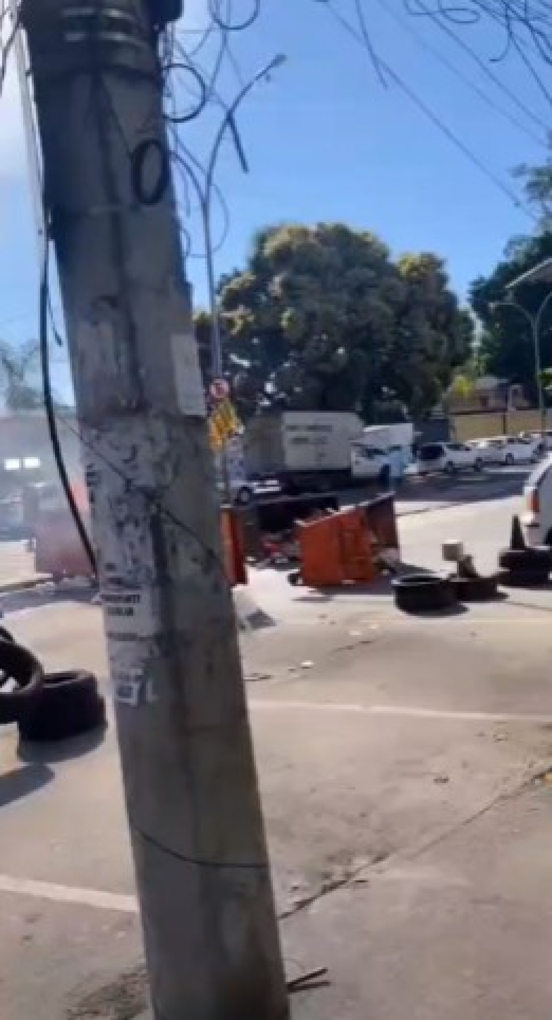 Criminosos colocaram barricadas na Gardênia Azul, Zona Sudoeste do Rio, em represália à ação policial - Reprodução de vídeo