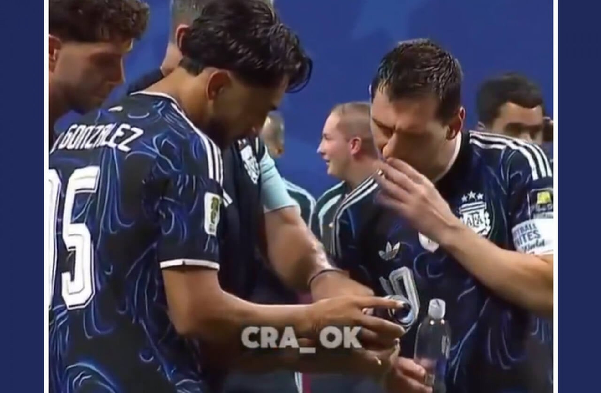 V&iacute;deo: jogadores argentinos descobrem “cola” de p&ecirc;naltis em garrafa de Pickford