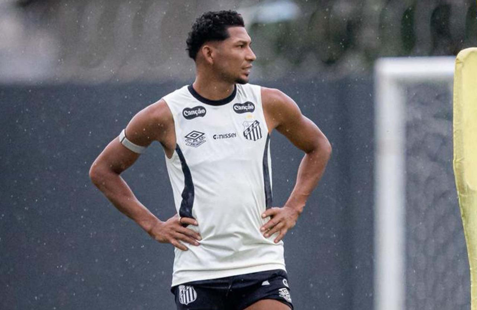 Rony projeta duelo contra o Botafogo e nova fun&ccedil;&atilde;o no Santos: “Adapta&ccedil;&atilde;o”