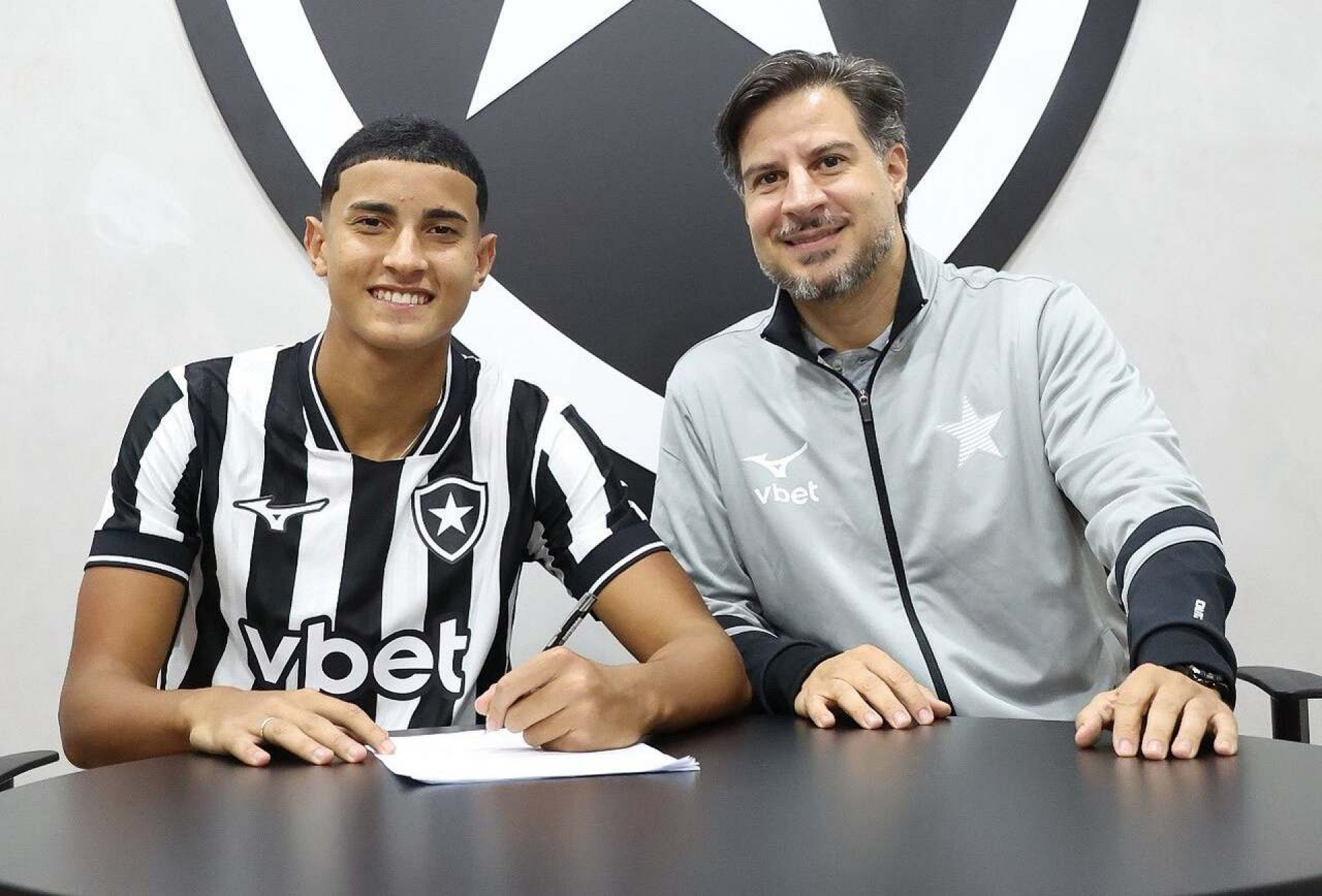 Botafogo renova com volante que chamou a aten&ccedil;&atilde;o de Franclim Carvalho