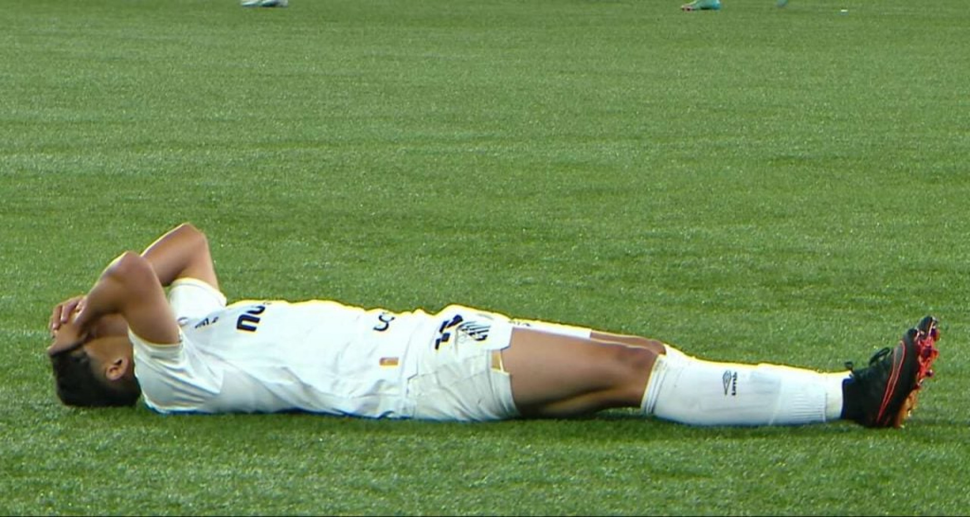 Gustavo Henrique deixa campo lesionado e preocupa o Santos