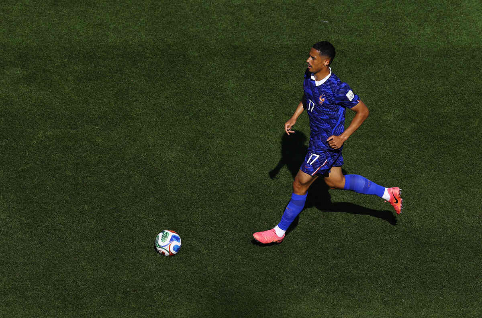Saliba, da Fran&ccedil;a, jogou a Copa do Mundo com uma fratura nas costas