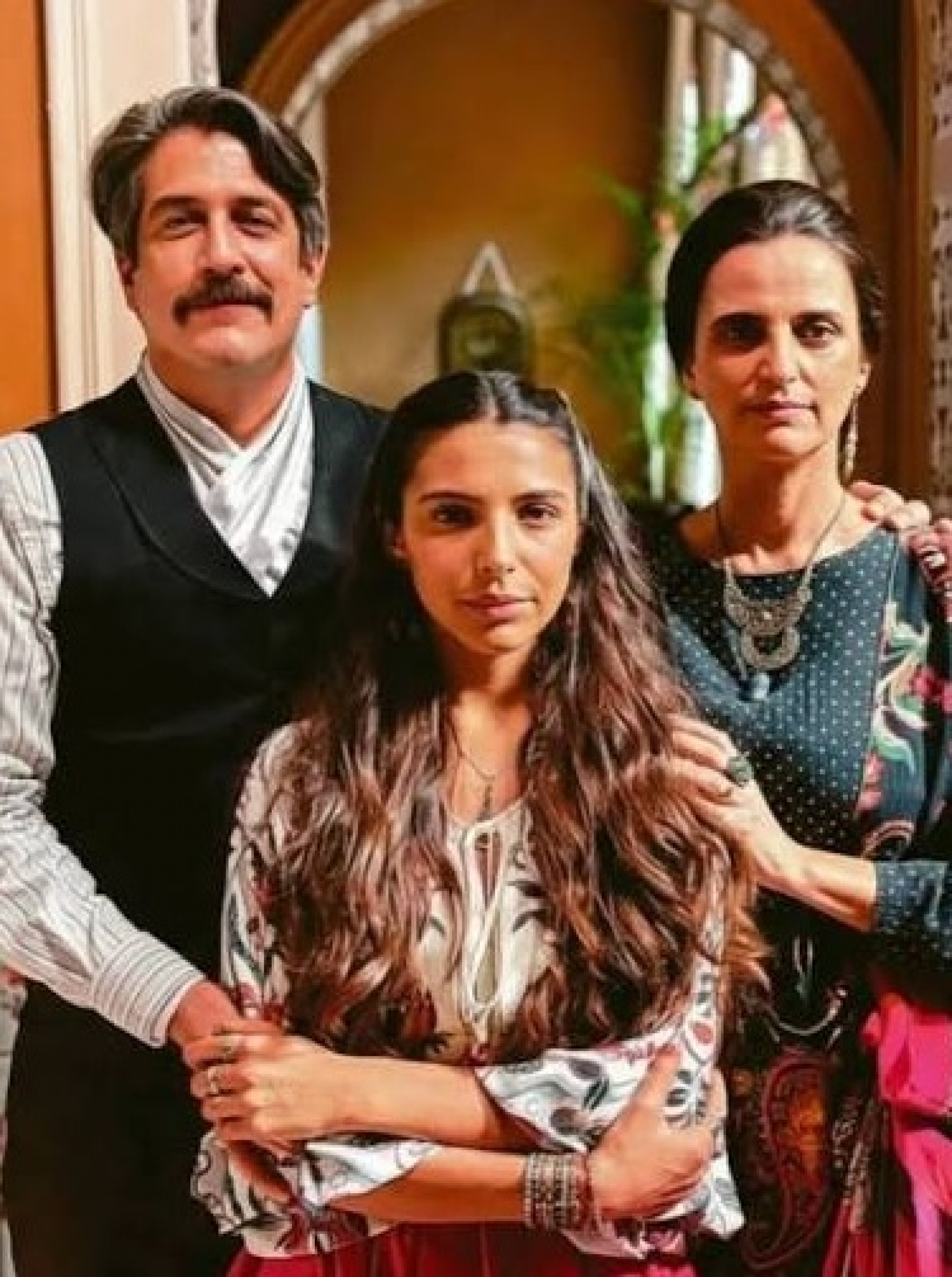 Miguel (Eduardo Mossri) e Fátima (Kika Kalache) e Salma (Rayssa Bratillieri) em 'A Nobreza do Amor' - Divulgação