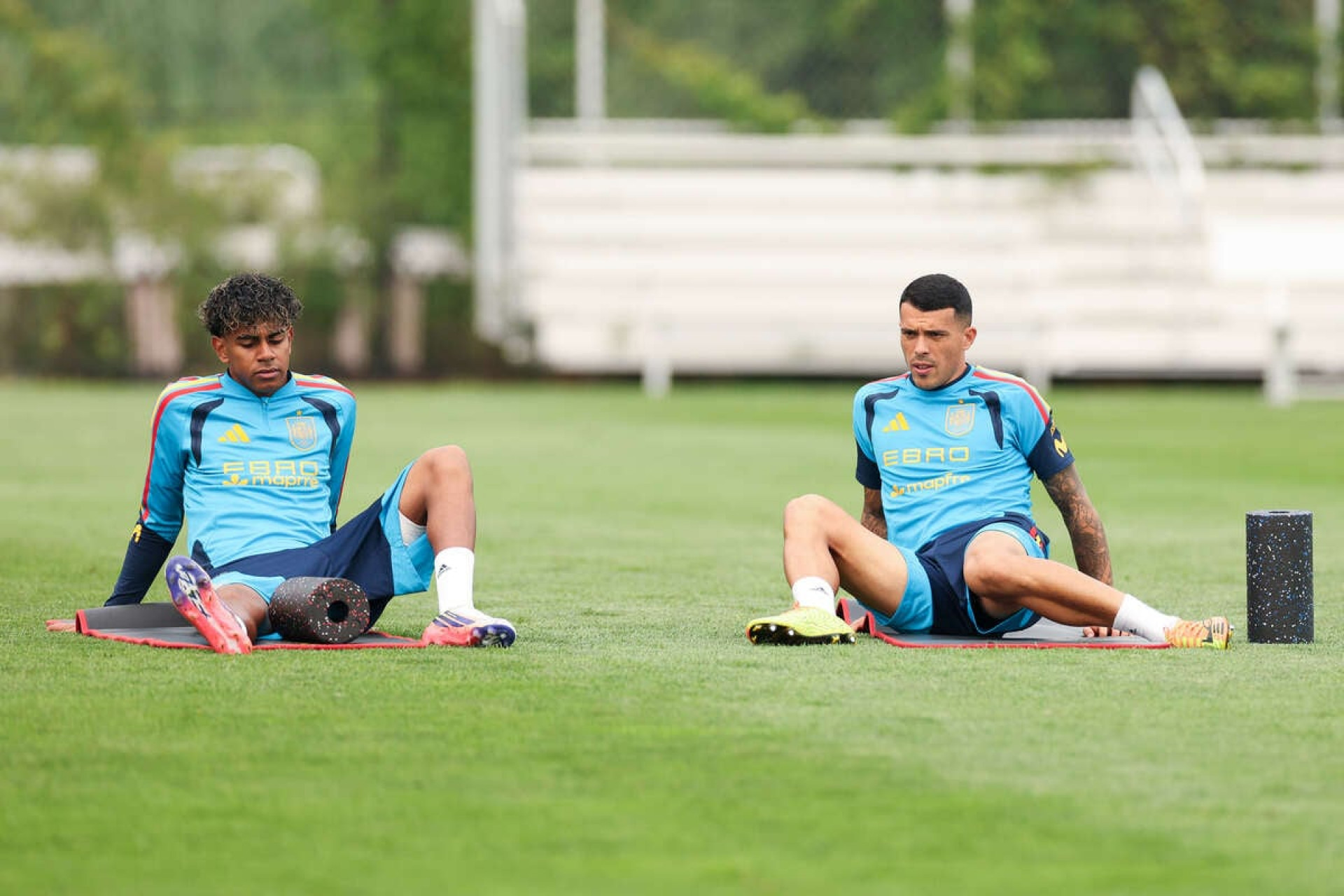 Lamine Yamal &eacute; poupado de treino da Espanha; atacante &eacute; visto com prote&ccedil;&atilde;o na coxa