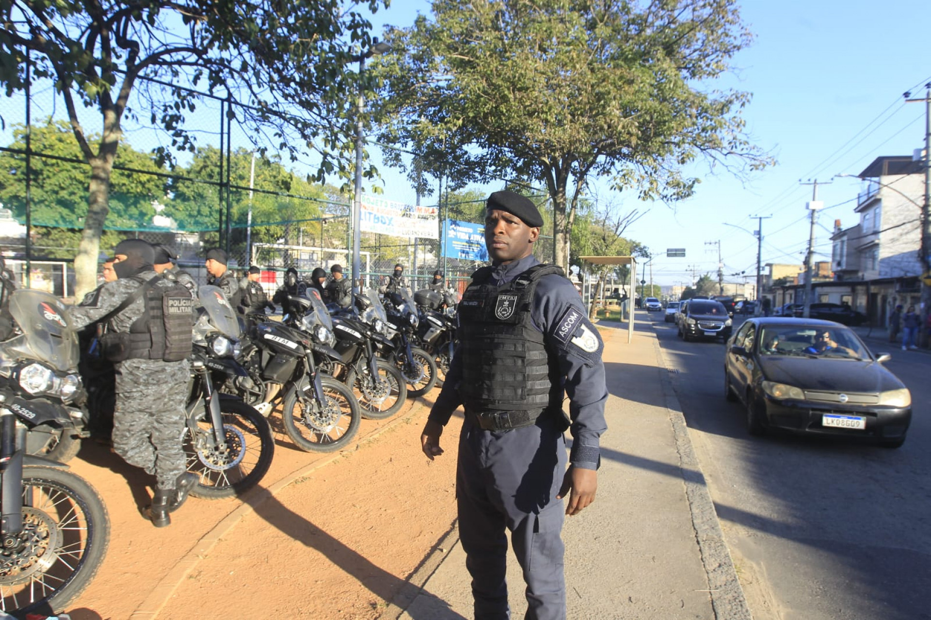 Porta voz da PM, major Maicon, acompanha a operação - Reginaldo Pimenta/Agência O DIA