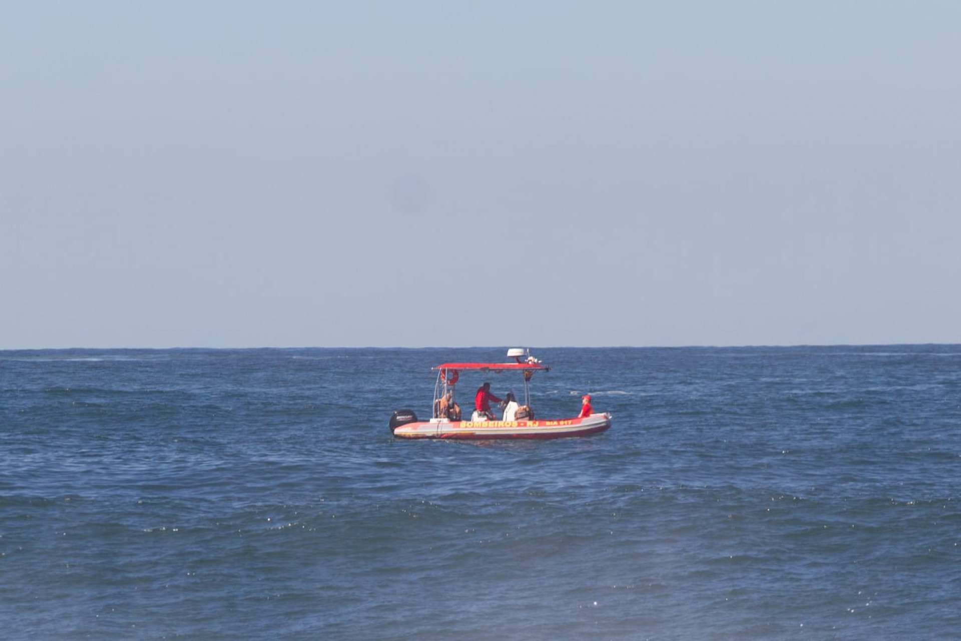 Bombeiros entram no terceiro dia de buscas pelo turista goiano na praia de Copacabana - Érica Martin / Agência O Dia