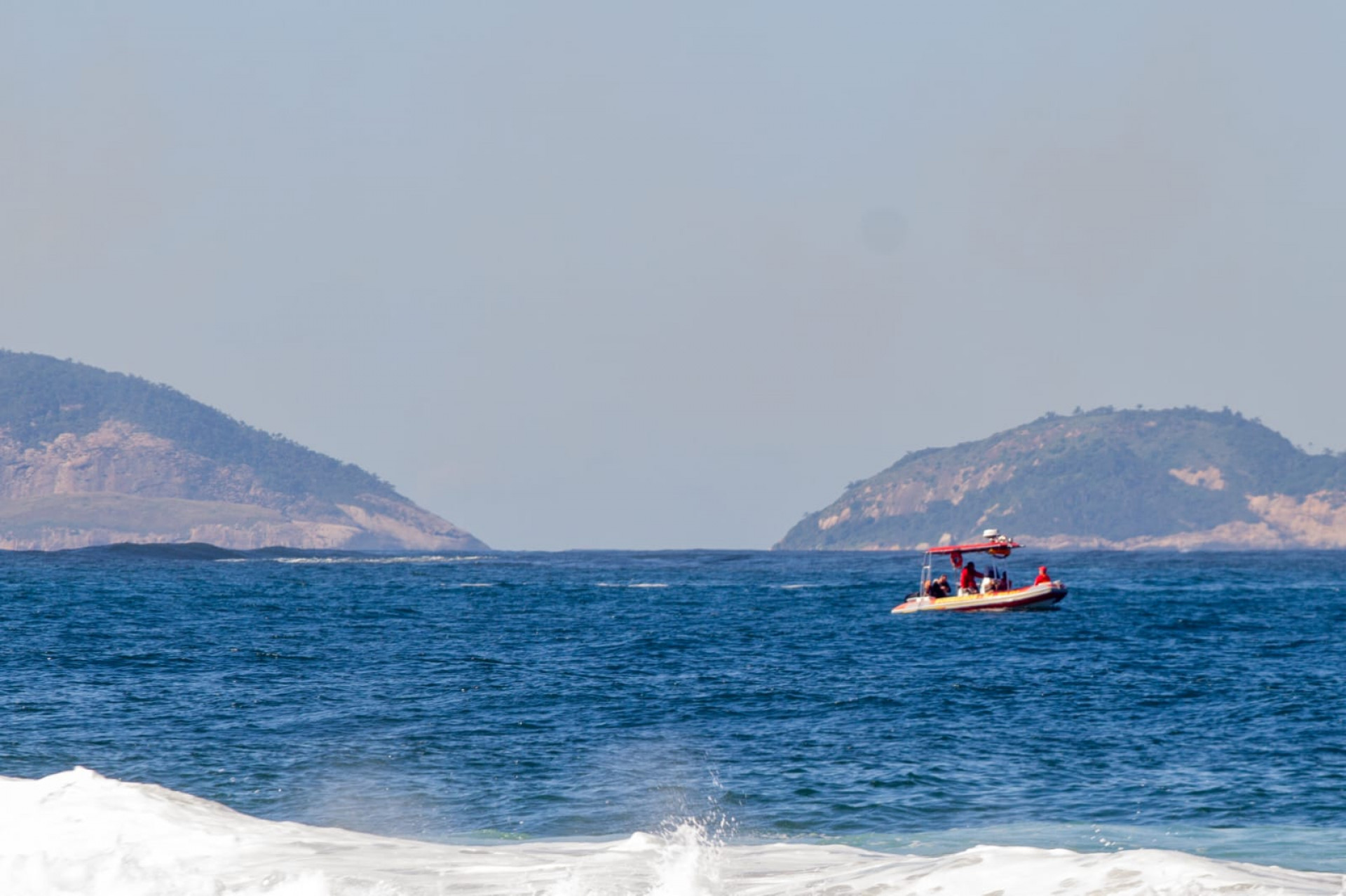 Bombeiros entram no terceiro dia de buscas pelo turista goiano na praia de Copacabana - Érica Martin / Agência O Dia