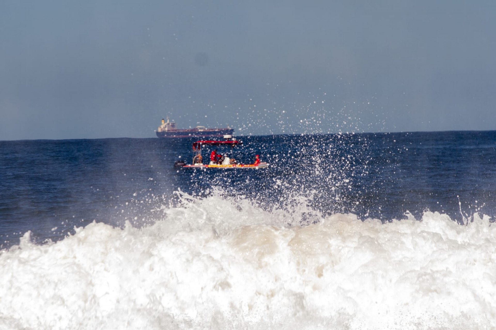 Bombeiros entram no terceiro dia de buscas pelo turista goiano na praia de Copacabana - Érica Martin / Agência O Dia