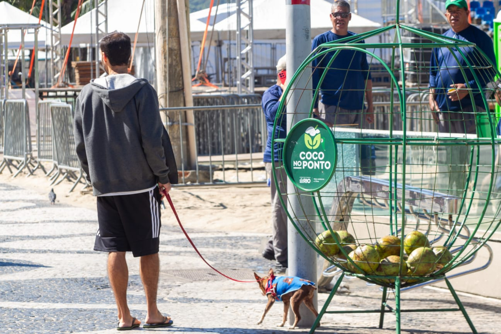 Cariocas aproveitaram o dia ao ar livre na orla de Copacabana, na Zona Sul do Rio - Érica Martin / Agência O DIA