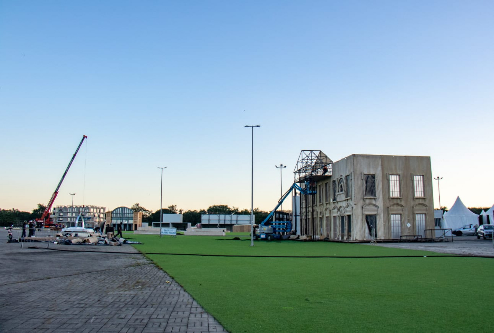 Montagem do Global Village mistura arquitetura de vários países - Érica Martin/Agência O Dia