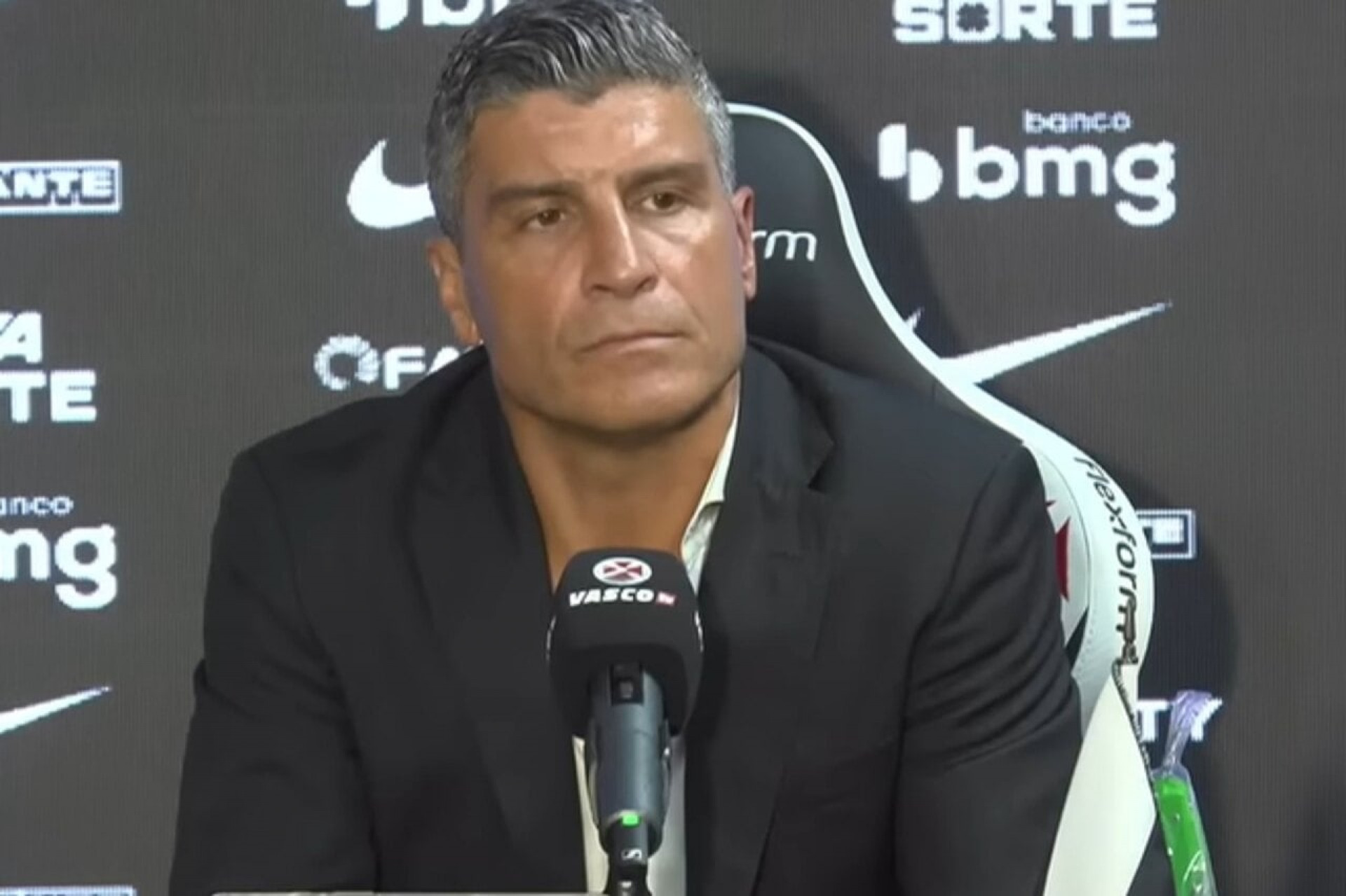 Torcida do Vasco poupa novo t&eacute;cnico ap&oacute;s estreia com derrota no comando