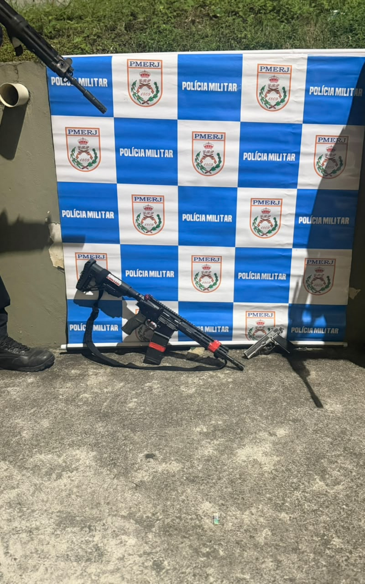 Fuzis e munições apreendidas durante reforço no policiamento em Cordovil - Divulgação